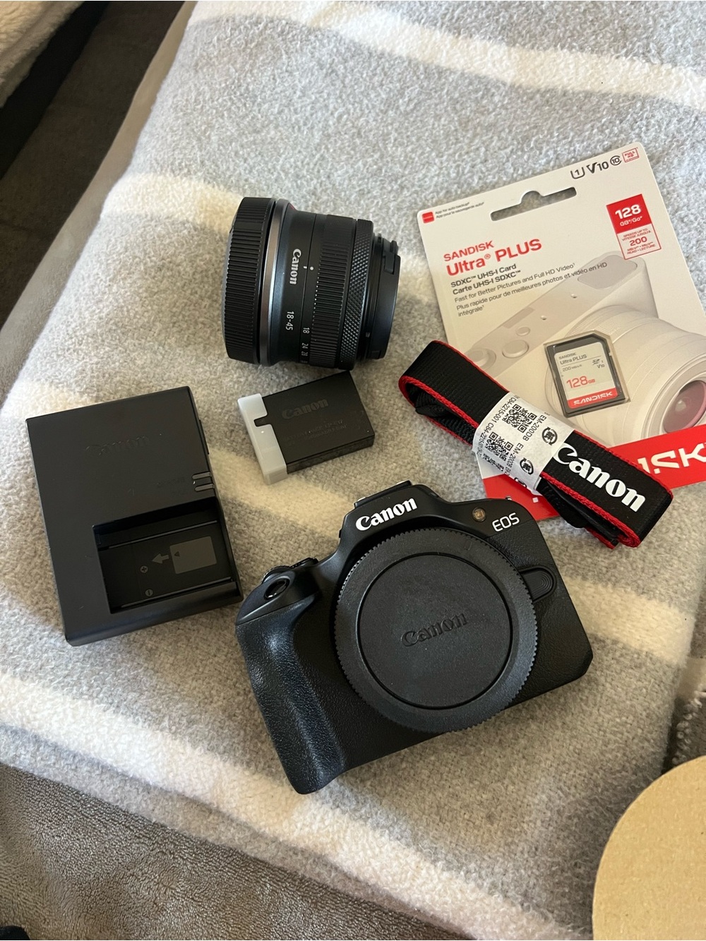 EOS R100 RF-S18-45mm F4.5-6.3 IS STM Lens Kit BNIB - Picture 2 of 9